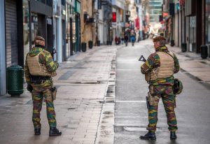 Brüssel am vergangenen Wochenende: Zwei Soldaten bewachen eine menschenleere Geschäftsstraße in Brüssel. Foto: epa