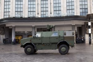Ein gepanzertes Militärfahrzeug vor dem Brüsseler Zentralbahnhof. Foto: Shutterstock