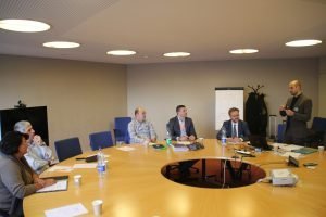 Mitglieder der Arbeitsgruppe Euregio Maas-Rhein im Gespräch mit Vertretern des Aachener Verkehrsbundes (AVV) und des Nahverkehr Rheinland (NVR).