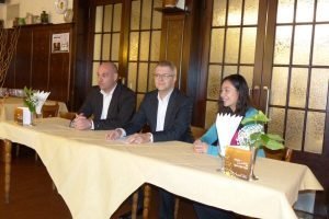 Am 21. Dezember 2015 gab Hubert Bosten (Bildmitte) bei einer Pressekonferenz den Verkauf des Hotels Ambassador-Bosten an das Unternehmen Hua Mei bekannt. Rechts im Bild die neue Geschäftsführerin He Yingxian. Foto: OD