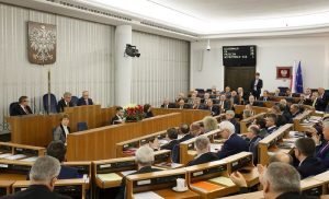 Der Senat in Warschau billigte am Mittwoch die umstrittene Gesetzesänderung, die das Verfassungsgericht de facto handlungsunfähig mache, so die Kritiker. Foto: dpa