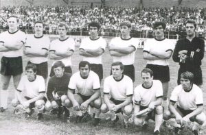 Gerd Prokop (stehend rechts) vor einem seiner ersten Spiele mit der AS Eupen im Jahr 1970. Foto: Jubiläumsbuch "60 Jahre AS Eupen"