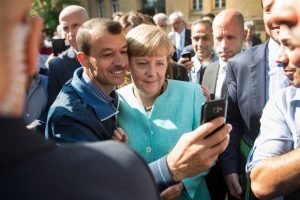 Bundeskanzlerin Angela Merkel lässt sich am 10. September 2015 in Berlin für ein Selfie mit einem Flüchtling fotografieren. Foto: dpa