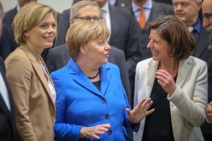 Die beiden Spitzenkandidatinnen Julia Klöckner (links) und Malu Dreyer (rechts) zusammen mit Bundeskanzlerin Angela Merkel, deren Flüchtlingspolitik im rheinland-pfälzischen Wahlkampf eine zentrale Rolle spielt. Foto: dpa