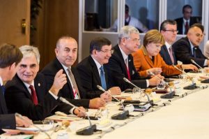 EU-Türkei-Gipfel in Brüssel. Auf dem Bild erkennt man u.a. den türkischen Premierminister Ahmet Davutoglu (4.v.l.). Foto: epa