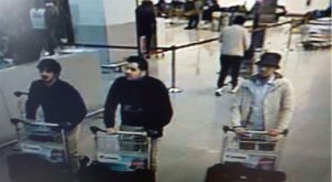 Dieses Foto einer Überwachungskamera zeigt Najim Laachraoui (links) und Ibrahim El Bakraoui (Mitte) mit Mohamed Abrini ("Mann mit Hut" rechts) auf dem Brüsseler Flughafen am 22. März vor den Explosionen. Foto: Belga