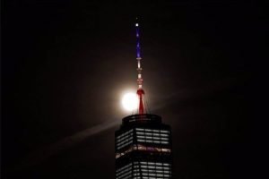Das One World Trade Center in New York wurde irrtümlicherweise mit den Farben Frankreuchs angestrahlt. Foto: Twitter