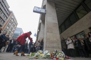 Vor der Brüsseler U-Bahn-Station Maelbeek wurden nach dem Anschlag vom 22. März 2016 vieke Blumen niedergelegt. Foto: Belga