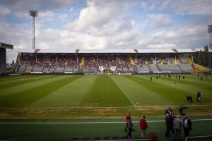 Blick auf die große Tribüne des Antwerpener Bosuil-Stadions. Foto: Belga