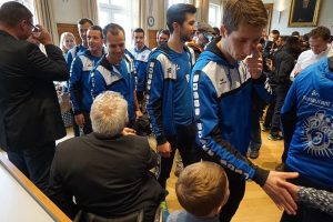 Spieler des FC Eupen neben die Glückwünsche von Bürgermeister Karl-Heinz Klinkenberg entgegen. Foto: ehu