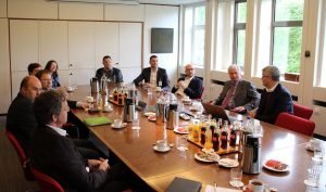 Besuch bei NMC in Eynatten: Gespräch mit Verwaltungsratspräsident Ritter Yves Noël (2.v.r) und Geschäftsführer Hubert Bosten (r.).