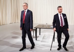 Die beiden Kandidaten Alexander Van der Bellen (links), unterstützt von den Grünen, und Norbert Hofer von der FPÖ (rechts). Foto: dpa