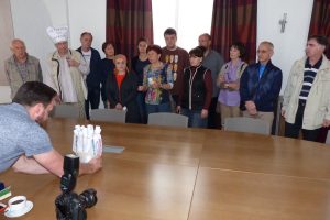 Initiatoren und Unterstützer der Petition für OIKOS am Freitag vor der Überreichung der Unterschriften an Minister Antoniadis. Foto: OD