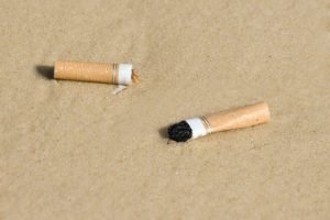 Zigarettenkippen bilden den am häufigsten wegzuräumenden Abfall an den Stränden. Foto: Shutterstock