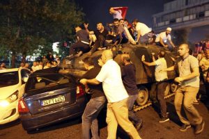 Türken besetzen einen Panzer in Istanbul. Foto: epa