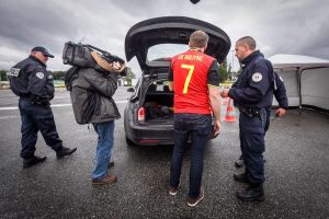 Ein De-Bruyne-Fan wird am Freitagmorgen an der Grenze zu Frankreich kontrolliert. Ein Kameramann ist auch schon zur Stelle. Foto: Belfa