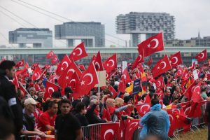 Anhänger des türkischen Staatspräsidenten Erdogan schwenken am 31. Juli 2016 in Köln türkische Fahnen. Foto: dpa