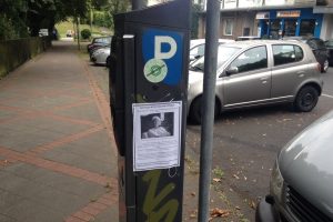Auch in Aachen und Umgebung wurden Flyer mit einem Lichtbild der vermissten Margot Dujardin verteilt und aufgehängt, so wie hier an einem Parktautomaten in Burtscheid. Foto: OD