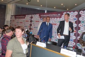 Roberto Martinez (Bildmitte) am Ende der Pressekonferenz. Der Spanier kann sich jetzt dem sportlichen Teil seiner Aufgabe widmen. Foto: OD
