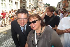 Karin Schneider-Scholzen (mit Serge Heinen, Pressereferent von Oliver Paasch) 2013 beim Besuch von König Albert und Königin Paola in Eupen. Foto: OD