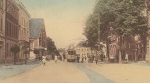 Die Straßenbahn vor der Klosterkirche auf dem Rathausplatz. Foto: Die Lupe