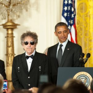 Im Mai 2012 bekam Bob Dylan (links) von US-Präsident Barack Obama die Friedensmedaille überreicht. Foto: Shutterstock