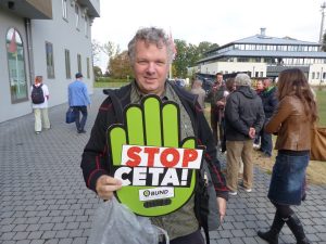 Ein Anti-CETA-Aktivist Anfang Oktober 2016 bei einer Demo vor dem Parlament der DG in Eupen. Foto: OD