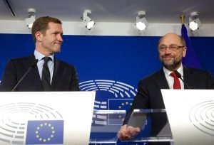 Der Ministerpräsident der Wallonischen Region, Paul Magnette (links), und der Präsident des EU-Parlaments, Martin Schulz, am Samstag in Brüssel. Foto: dpa