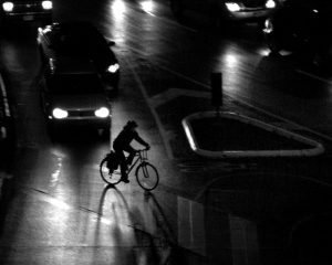 Bei den schlechten Sichtverhältnissen zwischen November und März werden Fußgänger und Radfahrer - so wie auf diesem Bild - von Autofahrern schnell übersehen. Foto: Shutterstock
