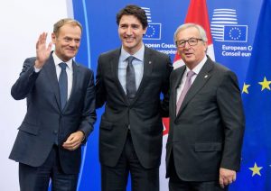 Ratspräsident Donald Tusk (links), der kanadische Premier Justin Trudeau (Mitte) und der Präsident der EU-Kommission, Jean-Claude Juncker (rechts), am 30. Oktober 2016 bei der Unterzeichnung des CETA-Abkommens in Brüssel. Foto: epa