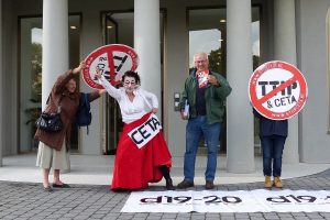 Demonstration gegen CETA und TTIP Anfang Oktober vor dem DG-Parlament in Eupen. Foto: OD