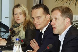 Die beiden Ministerpräsidenten Oliver Paasch (Mitte) und Paul Magnette (rechts). Im Hintergrund DG-Ministerin Isabelle Weykmans. Foto: Gerd Comouth