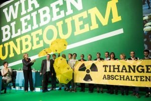Umweltschützer aus Aachen fordern am Freitag auf dem Bundesparteitags von Bündnis90 - Die Grünen in Münster ein Abschalten des belgischen Atomkraftwerks Tihange. Foto: dpa