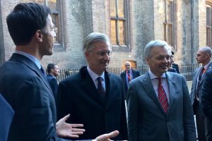 V.l.n.r.: Ministerpräsident Mark Rutte, König Philippe und Außenminister Didier Reynders. Foto: Twitter - Belgian Royal Palace