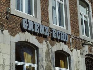 Der Schriftzug "Grenz-Echo" auf der Außenfassade des Verlagsgebäudes auf dem Eupener Marktplatz. Foto: OD
