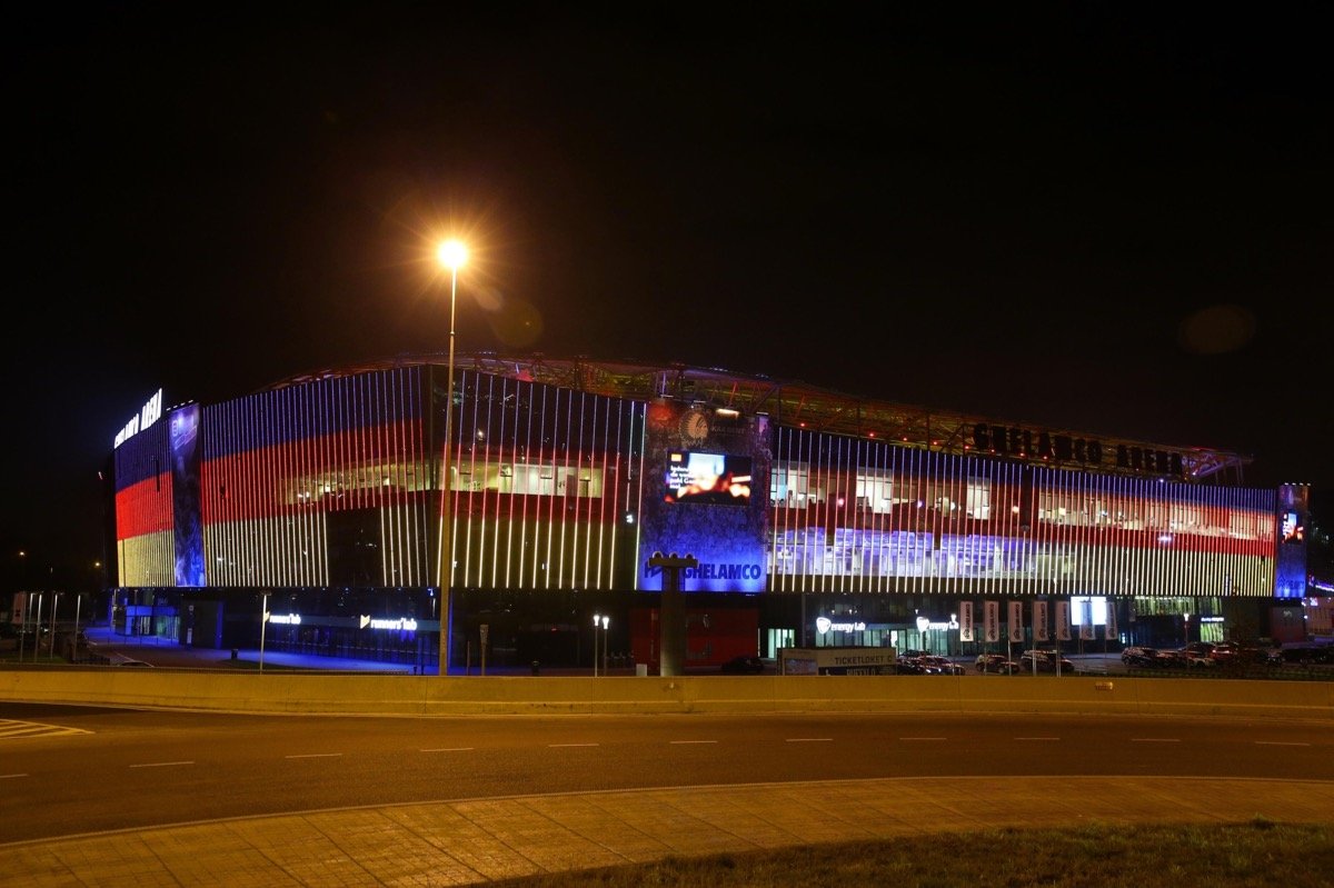 Auch in Belgien trauert man um Opfer des Anschlags in Berlin Am Dienstagabend leuchtete das modernste Fußballstadion des Landes Ghelamco Arena in