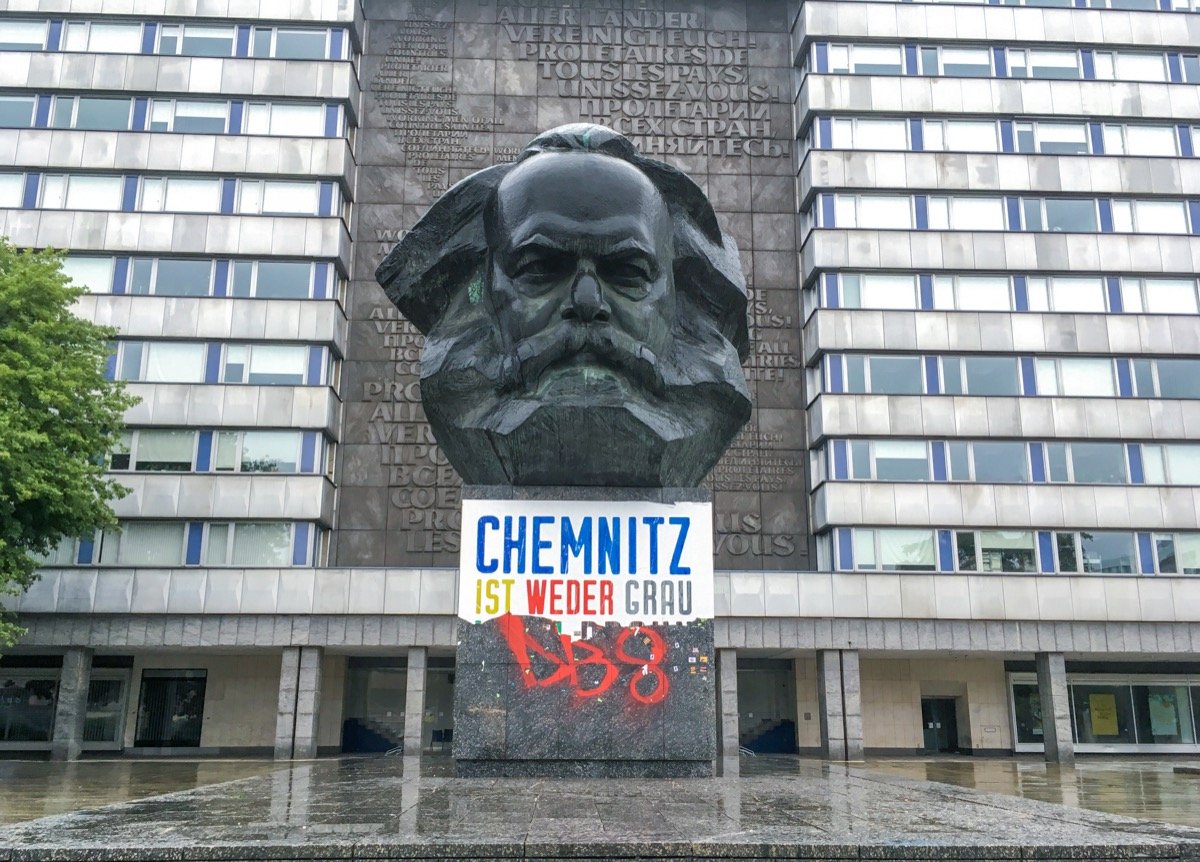 02 09 2018 Sachsen Chemnitz Das Plakat mit der Aufschrift „Chemnitz ist weder grau noch braun“ am Karl Marx Denkmal wurde teilweise abgerissen