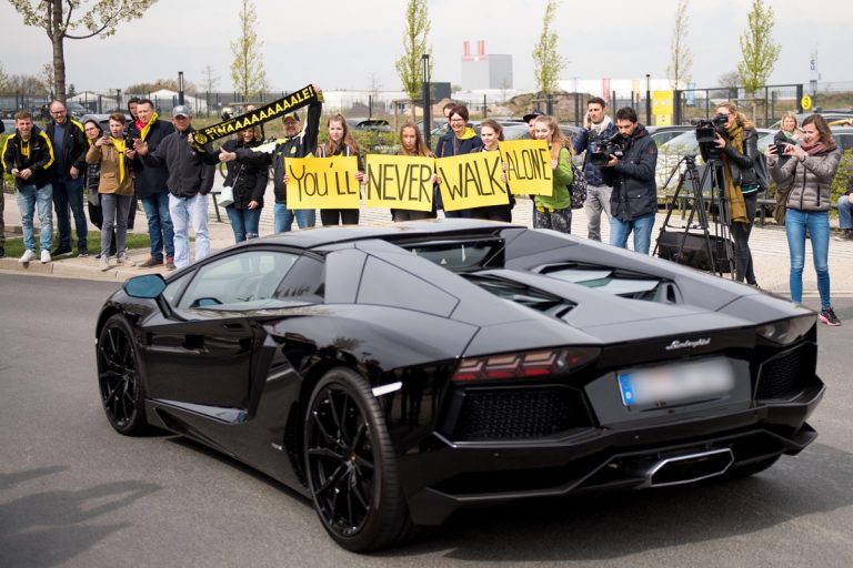 Frankreichs Superstar Kylian Mbapp Kauft Einen Ferrari F r 486 000 