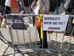 Aktivisten fordern in Brüssel die Freilassung von Julian Assange