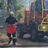 Großbrand vor den Toren von Paris: Flammen blockieren Züge und Autobahn – Brandstiftung?