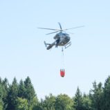Großbrand im Venn – Drohnen und Bambi Bucket im Einsatz – Rauchwolken sind aus der Ferne sichtbar